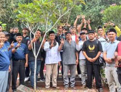 Dihari Pahlawan, Simpatisan Paslon Pilkada 2024 Ziarahi Makam Tokoh Pencipta Lambang Purwakarta 