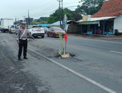 Jalan Berlubang, Satlantas Polres Purwakarta Lakukan Survei Jalan Guna Meminimalisir Angka Kecelakaan