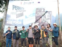PJT II Serahkan 2.500 Bibit Pohon ke Perumda Tirta Raharja Cimahi untuk Konservasi DAS Citarum