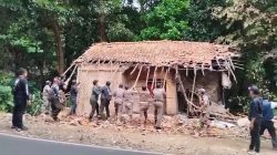 Bangunan Liar di Bahu Jalan Ranca Darah Ditertibkan Satpol PP Purwakarta