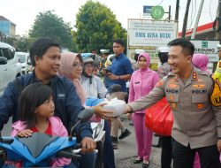 Polres Purwakarta dan Bhayangkari Bagikan Takjil di Rest Area Masjid Al-Magfirah, Hangatkan Ramadhan